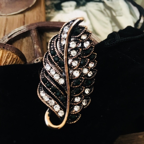 🌻3 for $20🌻 Leaf Crystal Ring - Picture 2 of 7